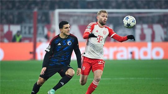Kopenhagens Mohamed Elyounoussi (l) und Konrad Laimer vom FC Bayern kämpfen um den Ball.