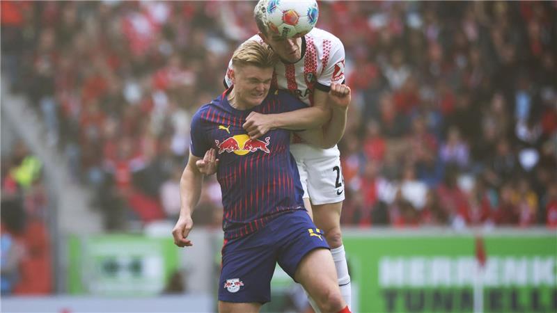 Kopfballspezialisten unter sich: Freiburgs Torschütze Matthias Ginter ist vor dem Leipziger Willi Orbán am Ball.