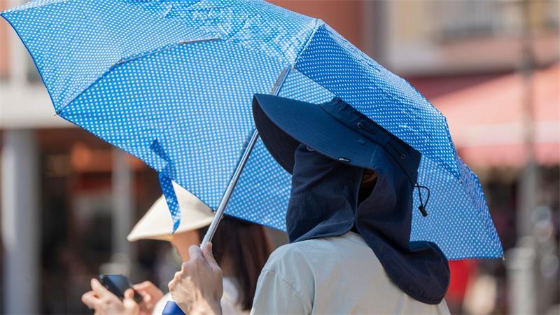 Kopfbedeckung, Sonnenschutz und Co. - in diesen Tagen gefragte Begleiter.