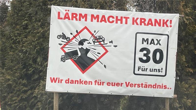 Kopfsteinpflaster, Pkw und Lkw, das sorgt für Lärm-Ärger. An der Straße Neuenfelder Fährdeich stehen Protestschilder.
