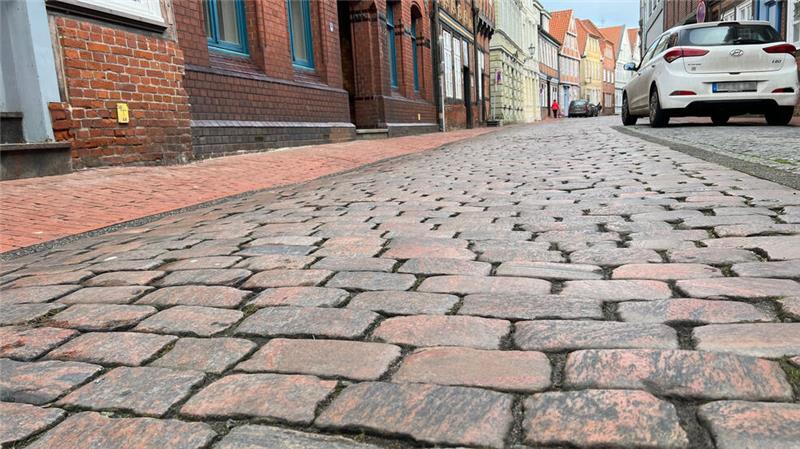Bauarbeiten in der Stader Altstadt: Verkehr wird umgeleitet Kopfsteinpflaster und Fachwerkhäuser in einer typischen Altstadtgasse von Stade - die Bungenstraße wird jetzt saniert.