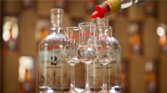 Korn wird in einem Laden am Hauptsitz des Spirituosen-Herstellers Berentzen in Gläser gefüllt.