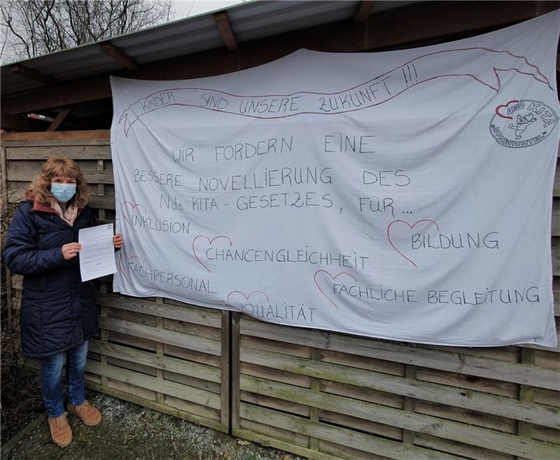 Kornelia Szameitat, Leiterin der Awo.Kita Moorwichtel in Horneburg, mit ihrem offenen Brief an Kultusminister Tonne und Protestplakat.