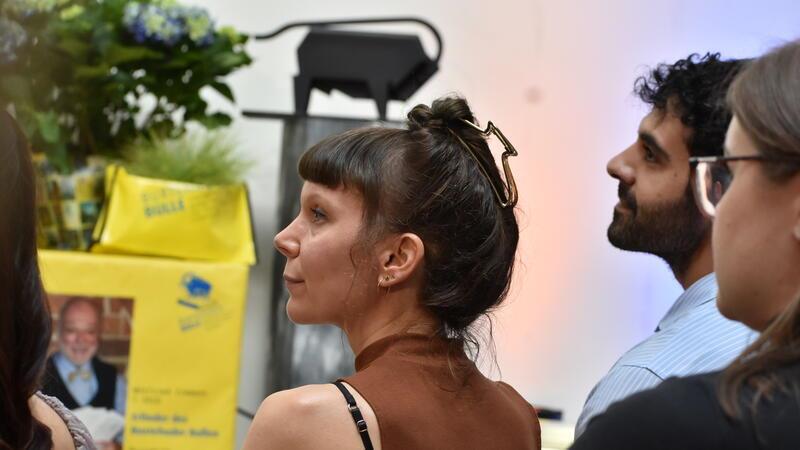 Kornelia Wald und Houssein Kahin: Das Autoren-Team des nominierten Romans „Die Tasche“ blickt gespannt auf die Punkteverteilung der Jurymitglieder.