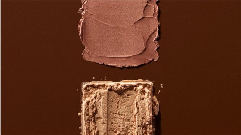 Kosmetikprodukte aus der Lipnopure-Produktlinie: Bronzer und Puder.