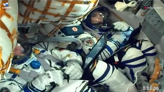 Kosmonaut Oleg Novitsky und Kosmonautin Marina Vasilevskaya am 21. März im Sojus MS-25-Raumschiff.