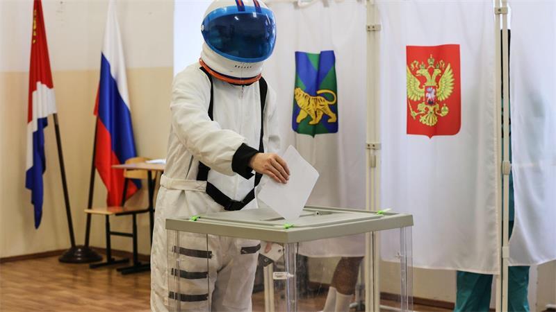 Kosmonaut im Wahllokal: Mann gibt Stimme bei Parlamentswahl in Russland ab