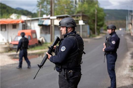 Kosovarische Polizisten sichern nach schweren Gefechten im serbisch bevölkerten Norden die Straße.