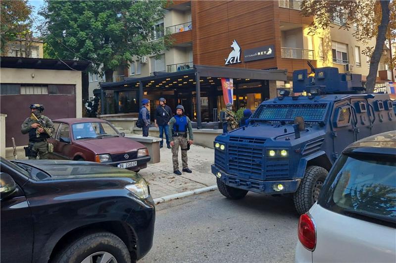 Kosovo: Serbische Armee kommt aus drei Richtungen Kosovo-Polizisten durchsuchen ein Restaurant und ein Gebäude im nördlichen Teil der Stadt Mitrovica.