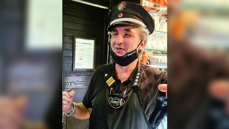 Kosta Fasulas liebte alles, was mit Polizeiausstattung zu tun hat - er sammelte Mützen, Sterne, sogar Handschellen.