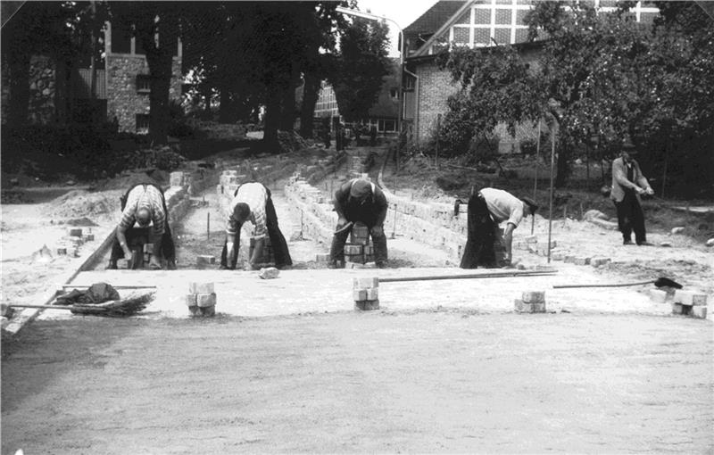 So ging Straßenbau in Harsefeld 1960 Kostbare Erinnerungen aus einem Nachlass: Hier wird gerade die Straße an der Kirche in Bargstedt gepflastert. Foto: Hillmann/Samtgemeindearchiv