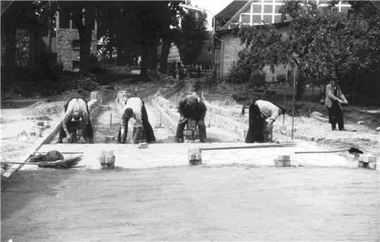 Kostbare Erinnerungen aus einem Nachlass: Hier wird gerade die Straße an der Kirche in Bargstedt gepflastert. Foto: Hillmann/Samtgemeindearchiv