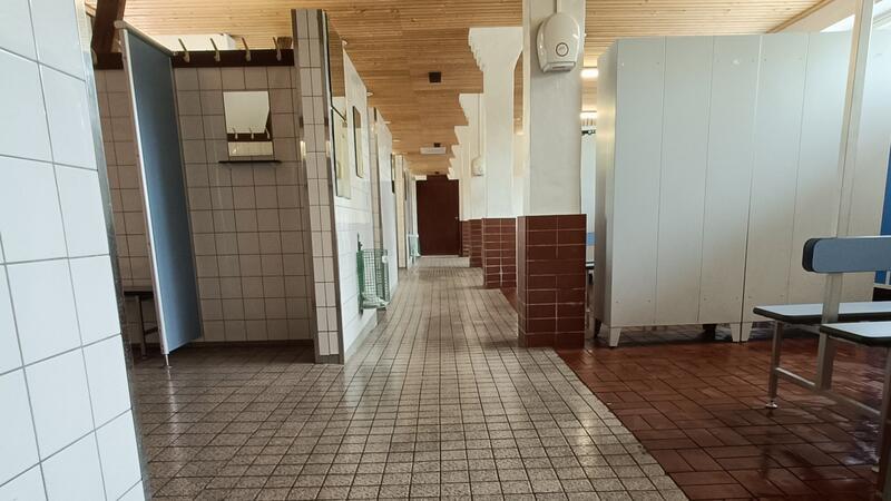Kostenfreie Aquakurse und saubere Sanitäranlagen.