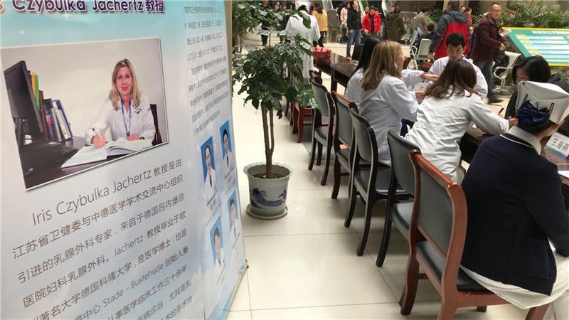 Vom Elbe Klinikum nach China: Was die Chefärztin der Gynäkologie dort erlebte Kostenlose gynäkologische Konsultation in der Eingangshalle des Krankenhauses anlässlich des Weltfrauentags.