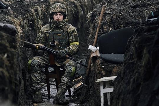 Kostiantyn Liberov and Vlada Liberova arbeiten als Fotoreporter an der ukrainischen Front, wo dieses Bild entstand. Sie bringen persönlich Hilfsgüter der Inititative „You are not alone“ zu den Soldaten. Foto: Libkos
