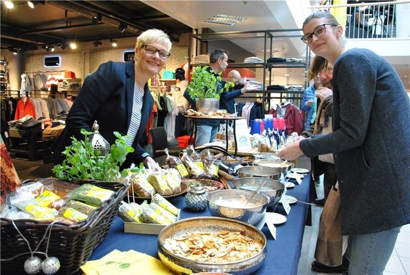 Kostproben im Wohlfühlhaus: Anke Albers (links) hat für ihre Kunden mit Büchel-Gewürzen orientalische Dips kreiert. Foto Lohmann