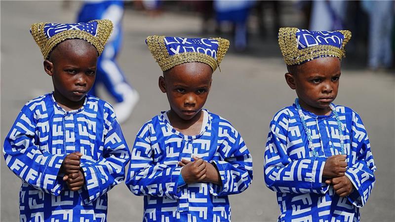 Kostümierte Kinder treten während des Fanti-Karnevals in Nigeria auf.