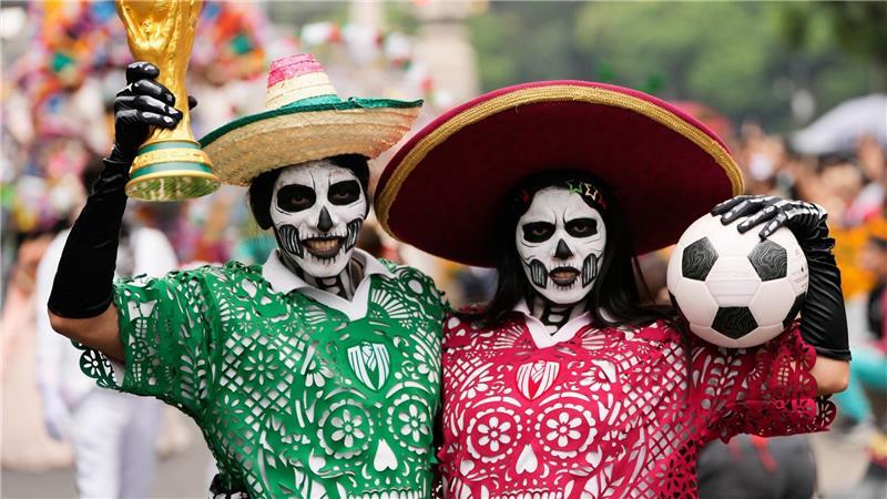 Kostümierte bei WM-Parade in Mexiko-Stadt