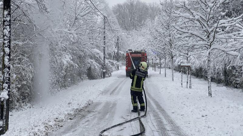 Österreich: Noch 20.000 Haushalte ohne Strom Kräfe der Feuerwehr im Einsatz in Kritzendorn, um Stromleitungen vor herabfallenden Ästen zu schützen.