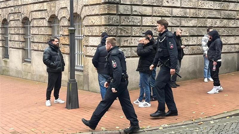 Tumulte, Aggressionen und Beleidigungen auf offener Straße Kräfte der Bereitschaftspolizei greifen zunächst nicht ein.