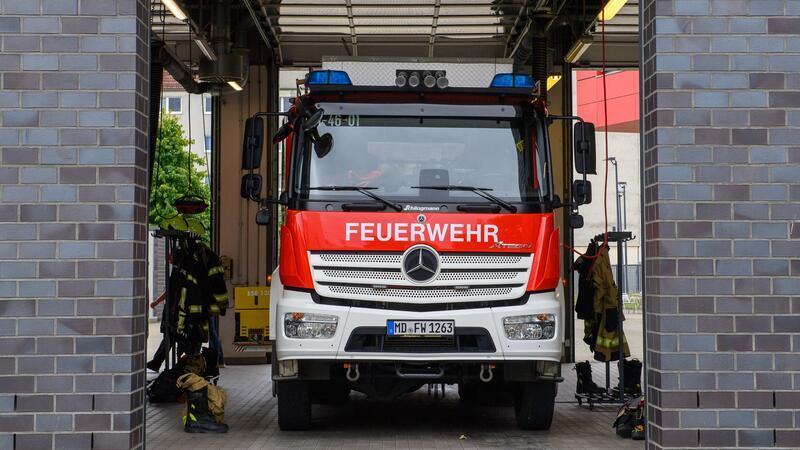 Traktor geht beim Mähen in Flammen auf - Hoher Schaden Kräfte der Feuerwehr rücken auf ein Feld aus, um nicht nur einen Traktor, sondern auch das Feld selbst zu löschen. (Symbolbild)