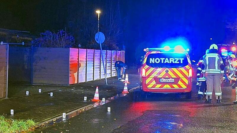 Tödlicher Unfall in Delmenhorst - Fahndung nach dunklem SUV Kräfte der Feuerwehr und des Rettungsdienstes sind an der Unfallstelle in einem Delmenhorster Wohnviertel im Einsatz.