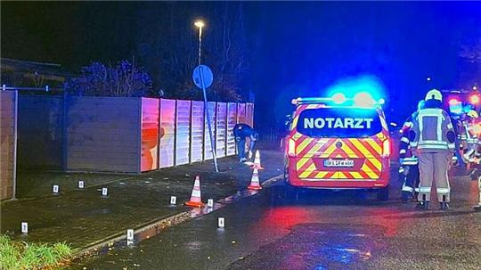 Kräfte der Feuerwehr und des Rettungsdienstes sind an der Unfallstelle in einem Delmenhorster Wohnviertel im Einsatz.