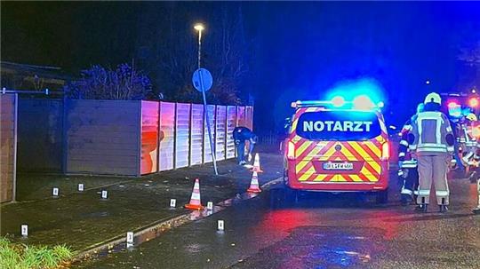 Kräfte der Feuerwehr und des Rettungsdienstes sind an der Unfallstelle im Einsatz.