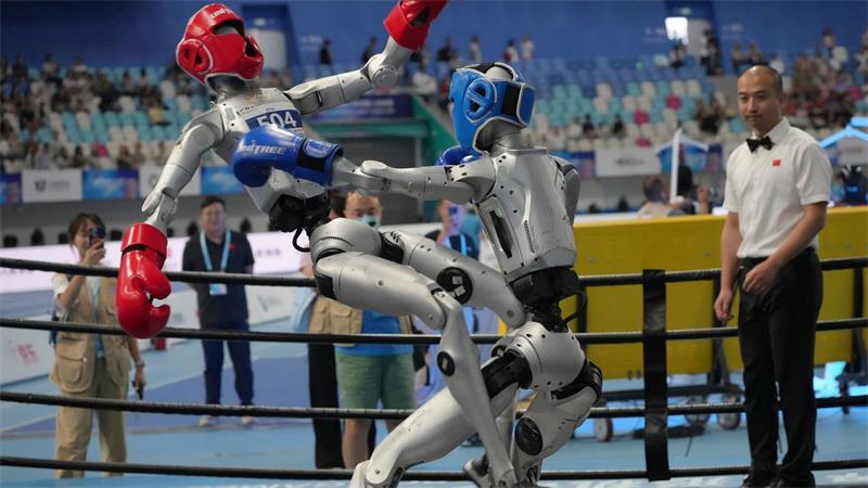 Roboter in China knacken Weltrekorde beim Sprint Kräftemessen unter Robotern beim „Free Combat“-Wettbewerb der World Humanoid Robot Games in Peking