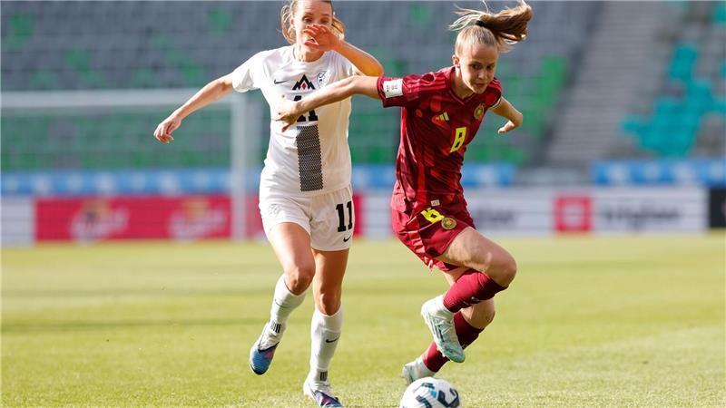 Kräftig rotiert: Vivien Endemann (r) war eine von acht neuen Spielerinnen in der deutschen Startelf.