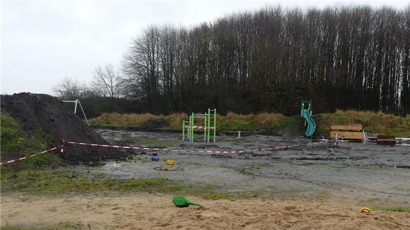 Kräftiger Herbstregen verwandelte das Außenareal der Freien Schule in eine Matsch-Landschaft und unterbrach die Bauarbeiten für den Spielplatz. Anfang 2026 soll er aber fertiggestellt sein. Das Highlight: ein großes Klettergerüst.