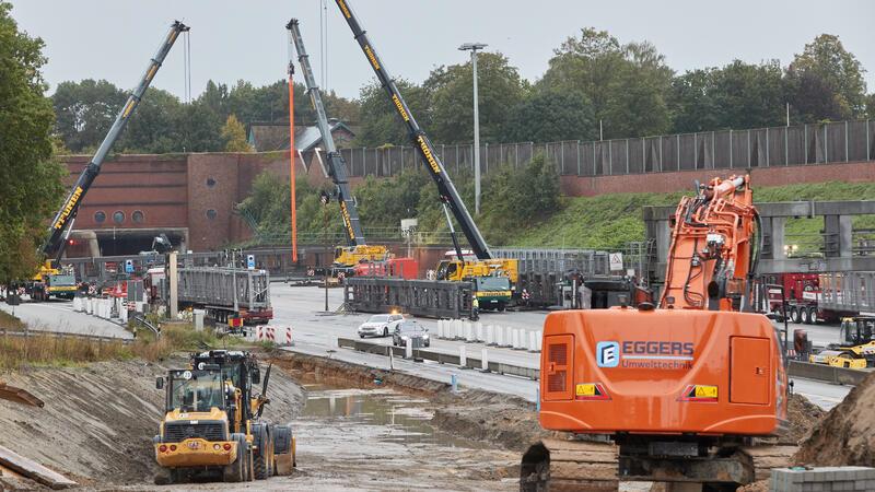 Elbtunnel- und S-Bahn-Sperrung: Diese Termine müssen Pendler kennen Kräne und Baumaschinen stehen auf einer Baustelle auf der Nordseite vor dem Elbtunnel.
