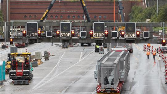 Kräne und Baumaschinen stehen auf einer Baustelle auf der Nordseite vor dem Elbtunnel.