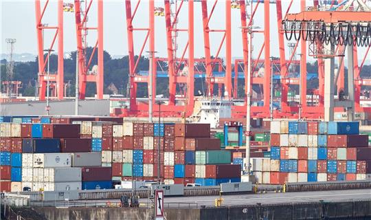 Kräne und Container im Hamburger Hafen.