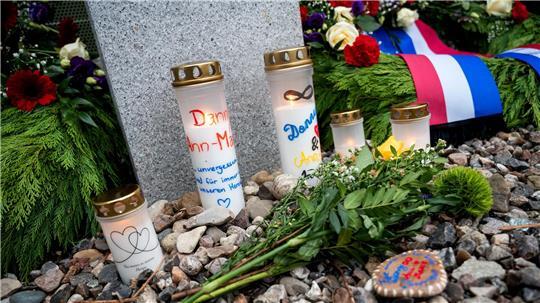Kränze, Kerzen, Blumen - Zum Jahrestag wurde am Bahnhof Brokstedt der zwei Toten gedacht. 