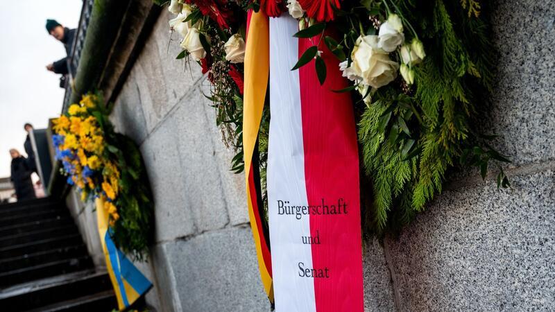 Zweiter Jahrestag: Hamburg gedenkt Opfer des Ukrainekriegs Kränze hängen bei einer Gedenkveranstaltung zum Krieg in der Ukraine am Rathausmarkt.