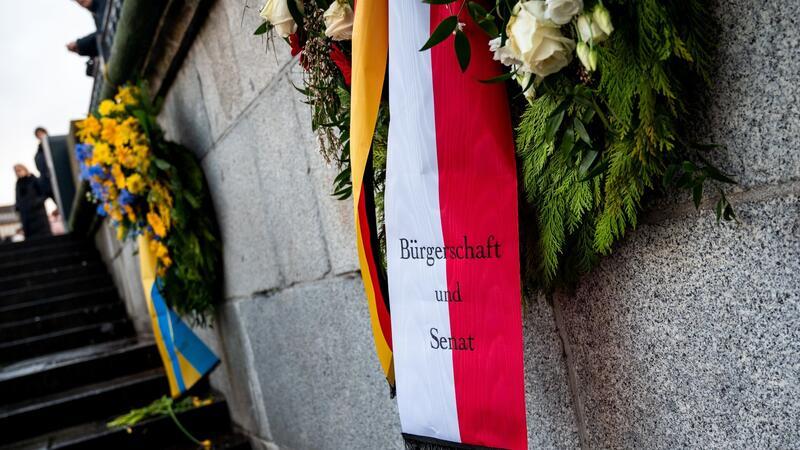 Hamburg gedenkt am zweiten Jahrestag der Opfer Kränze hängen bei einer Gedenkveranstaltung zum Krieg in der Ukraine am Rathausmarkt.
