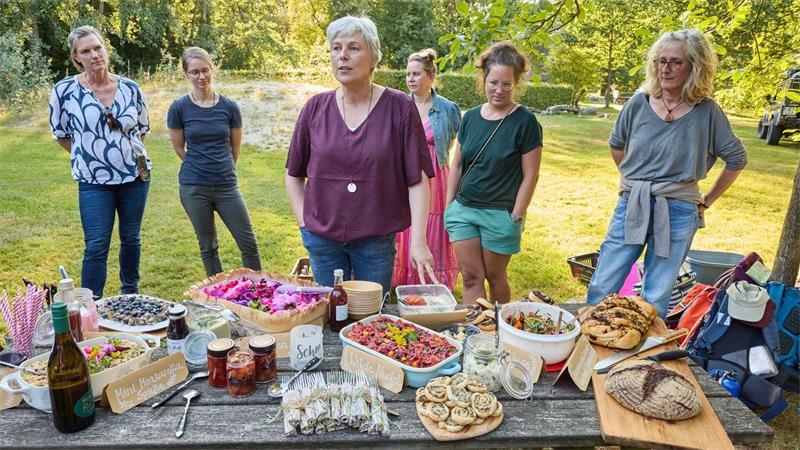 Kräuterfachwirtin Marion Putensen vor einem Buffet in Wilsede. 