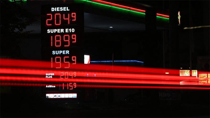 Kraftstoffpreise stehen auf der Preistafel einer Tankstelle in Dresden. Vom 1. Oktober bis Ende Dezember 2026 wird die Energiesteuer auf Benzin und Diesel um rund 14 Cent je Liter gesenkt. Mit Mehrwertsteuer ergibt sich nach Angaben der Bundesregierung eine Entlastung von bis zu 17 Cent pro Liter.