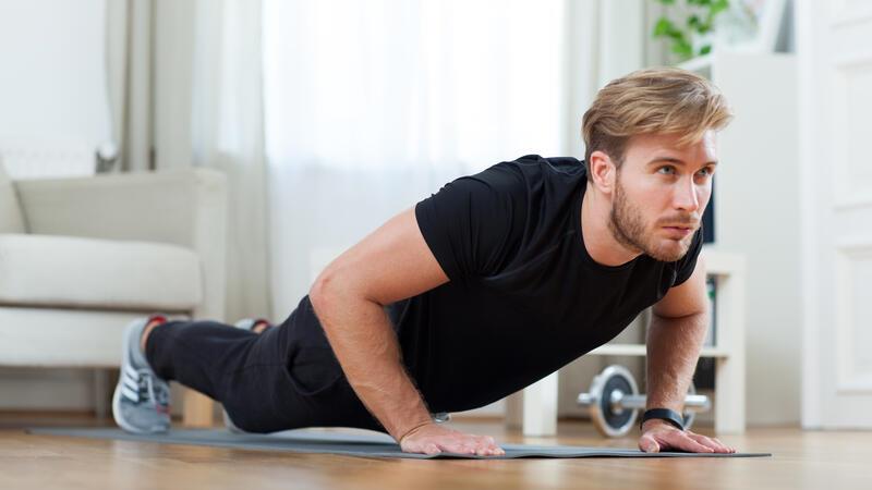 Krafttraining geht auch mit dem eigenen Körpergewicht - zum Beispiel, wenn man Liegestütze in den Plan einbaut.