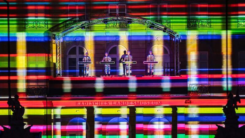 Kraftwerk gibt Konzert vor der Dresdner Semperoper Kraftwerk spielt Mitte September in Dresden das einzige Deutschland-Konzert in diesem Jahr.