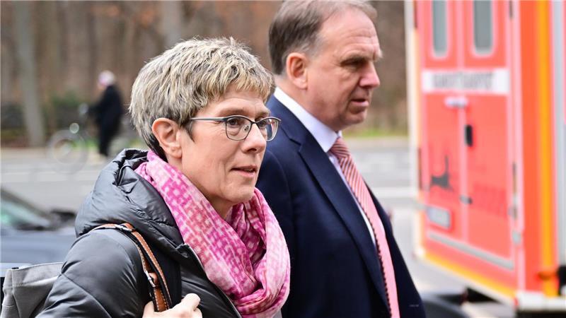 Kramp-Karrenbauer gewinnt gegen Merz-Kandidaten Kramp-Karrenbauer setzt sich gegen Krings durch.