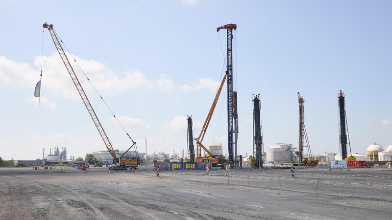 Kran und Baugerät stehen auf der 24 Hektar großen LNG-Baustelle auf Bützflethersand.