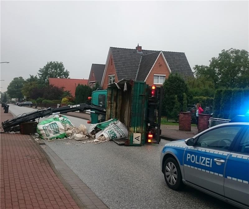 Kran und Bauschutt blockierten die Schifferstraße . Foto Polizei