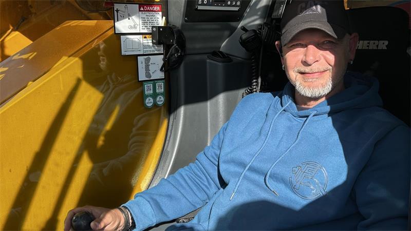 29 Tonnen am Haken: In Krummendeich entsteht ein begehrtes Forschungsobjekt Kranführer Wojzech Grabowski ist Routinier.