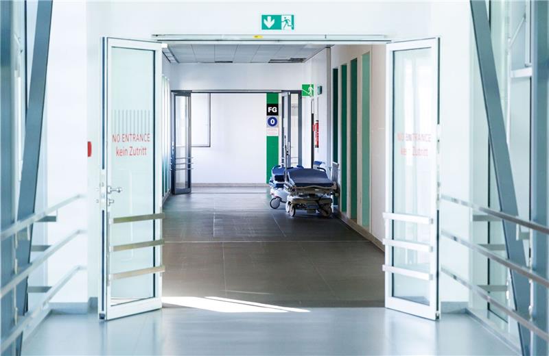 Umfrage: Gut jeder Vierte - Angst vor Krankenhausaufenthalt Krankenbetten stehen in einem Gang in einem Krankenhaus.