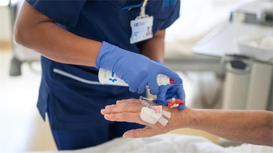 Krankenhäuser setzen wegen des Fachkräftemangels immer mehr auf Zeitarbeitspflegekräfte und -ärzte.