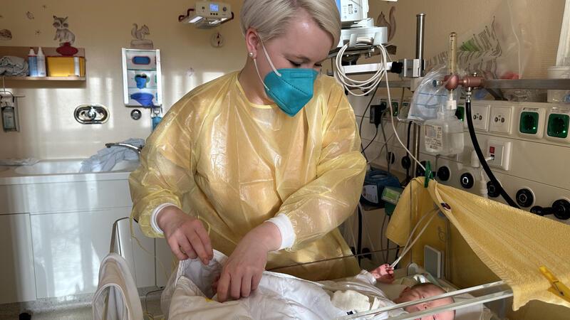 Krankenschwester am Wärmebett: Janina Krugmeier kümmert sich um die erst 15 Tage alte Marie.