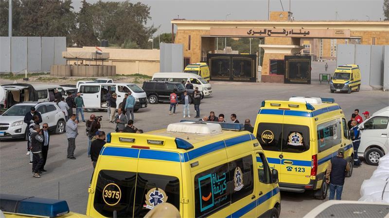 Krankenwagen stehen auf der ägyptischen Seite des Grenzübergangs Rafah zum Gazastreifen.