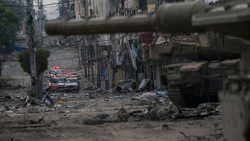Feuerpause im Gaza-Krieg soll Freitag beginnen Krankenwagen stehen in der Nähe eines Panzers der israelischen Streitkräfte im Gazastreifen. Aus dem umkämpften Schifa-Krankenhaus in Gaza sind nach Angaben des Palästinensischen Roten Halbmonds weitere Patienten evakuiert worden.